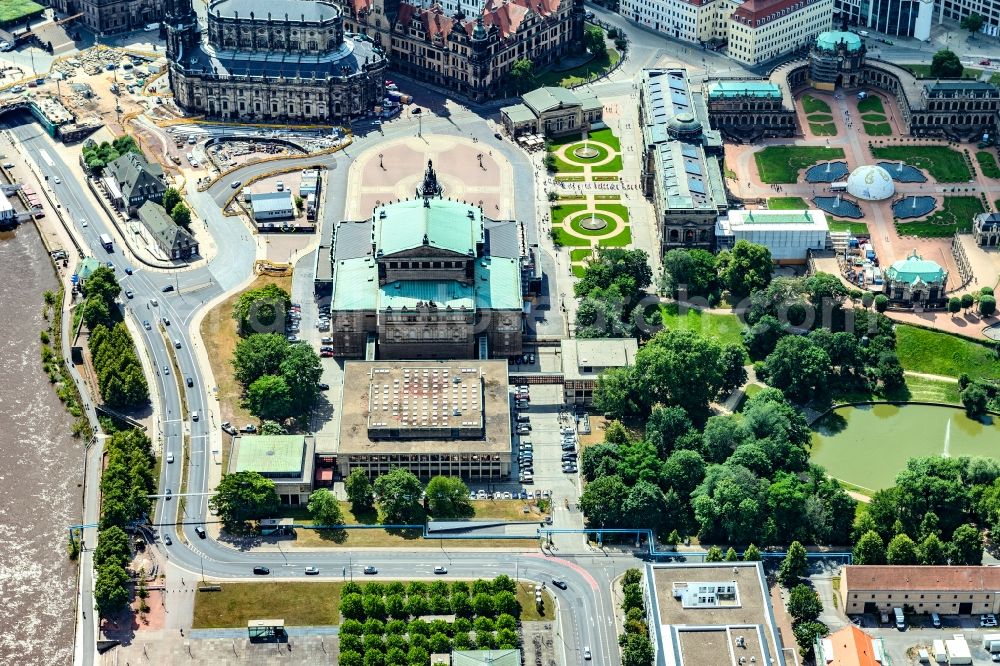 Aerial photograph Dresden - Ensemble space an place Theaterplatz with memorial Koenig-Johann-Denkmal and thater Semperoper in the inner city center in the district Altstadt in Dresden in the state Saxony, Germany