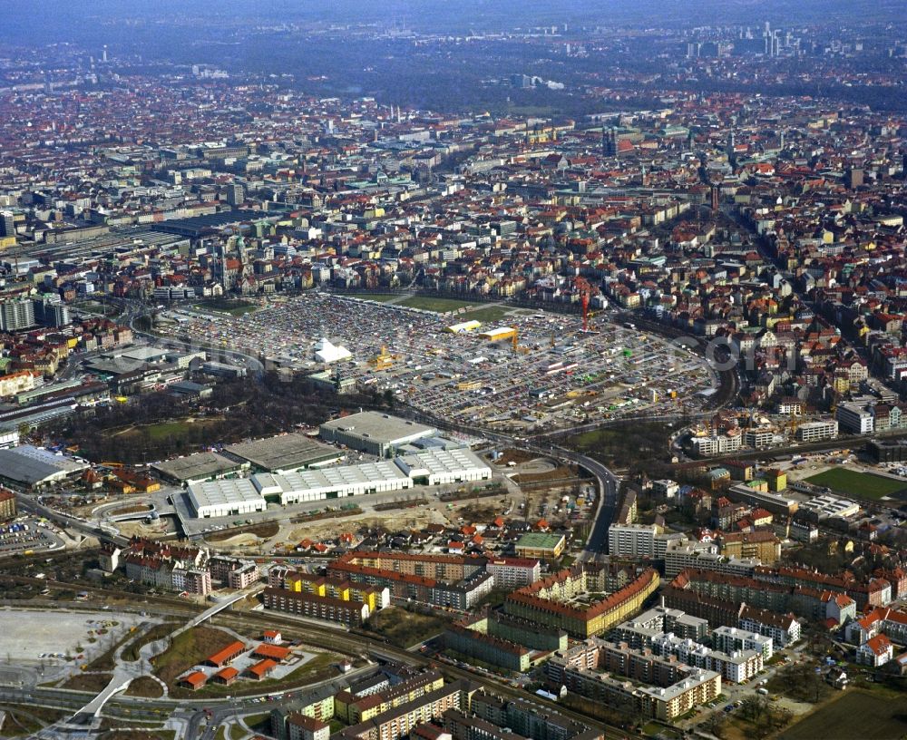 Aerial photograph München - Ensemble space an place of Theresienwiese in the inner city center in Munich in the state Bavaria, Germany