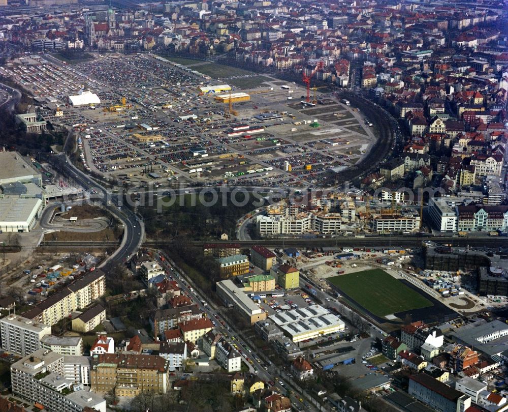 München from above - Ensemble space an place of Theresienwiese in the inner city center in Munich in the state Bavaria, Germany