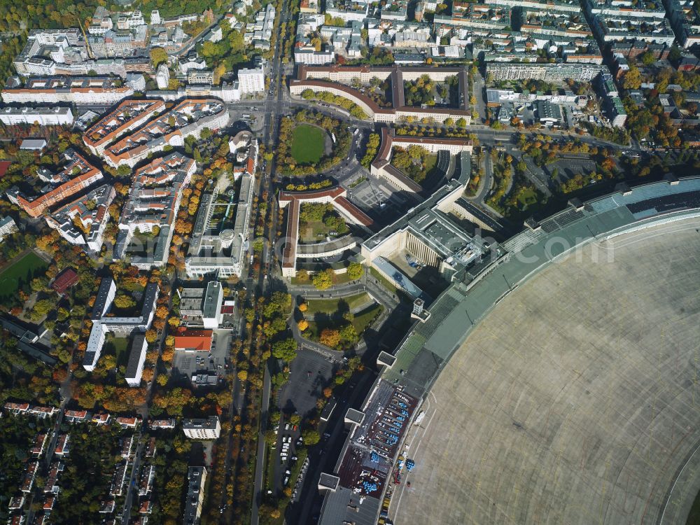 Aerial photograph Berlin - Ensemble space place of Luftbruecke on Columbiadamm at formerly Tempelhof Airport in the inner city center in the district Tempelhof in Berlin