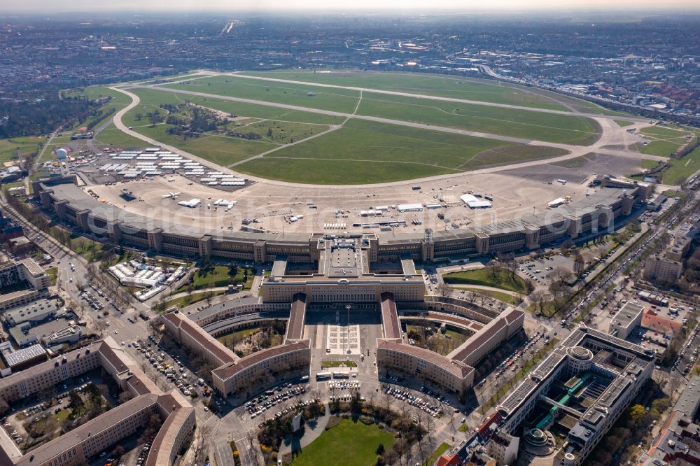 Berlin from the bird's eye view: Ensemble space place of Luftbruecke on Columbiadamm at formerly Tempelhof Airport in the inner city center in the district Tempelhof in Berlin