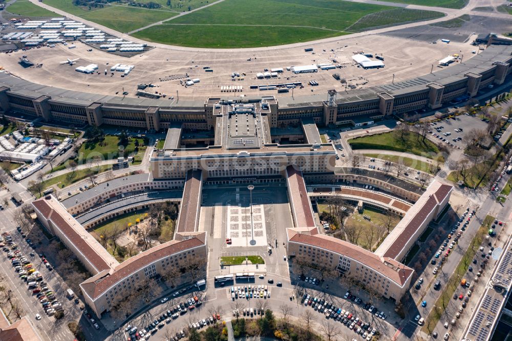 Aerial image Berlin - Ensemble space place of Luftbruecke on Columbiadamm at formerly Tempelhof Airport in the inner city center in Berlin