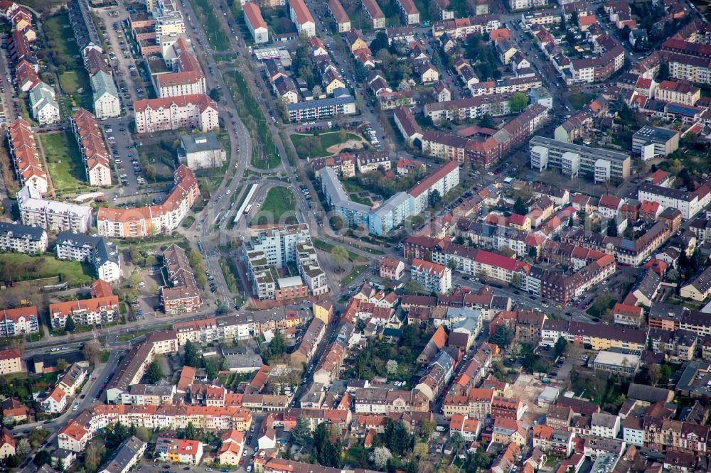 Mannheim from the bird's eye view: Ensemble space Rheingoldplatz on Tram-terminal Neckarau West in the district Neckarau in Mannheim in the state Baden-Wuerttemberg, Germany