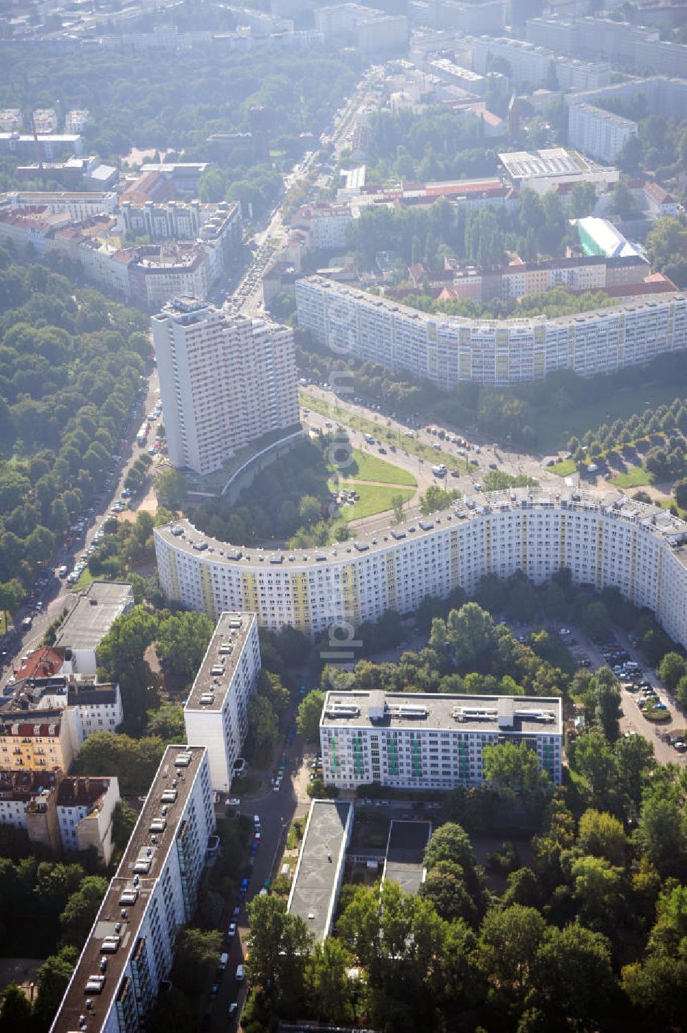 Aerial image Berlin - Hochhäuser / Plattenbauten / Mehrfamilienhäuser am Platz der Vereinten Nationen in Friedrichshain. Residential houses at the Place of the United Nations in Friedrichshain.