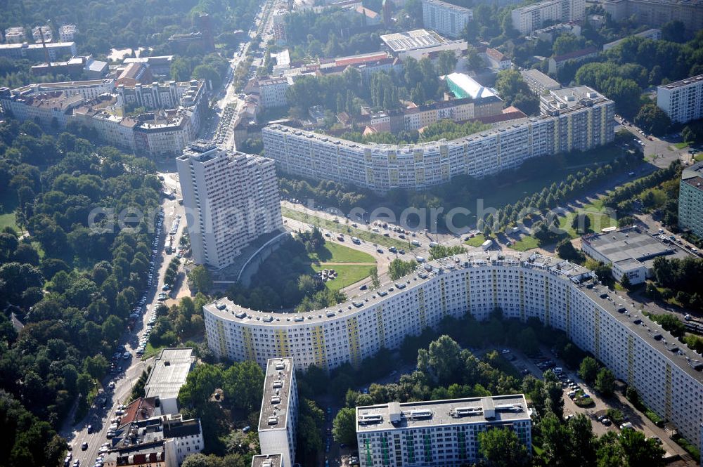 Aerial photograph Berlin - Hochhäuser / Plattenbauten / Mehrfamilienhäuser am Platz der Vereinten Nationen in Friedrichshain. Residential houses at the Place of the United Nations in Friedrichshain.