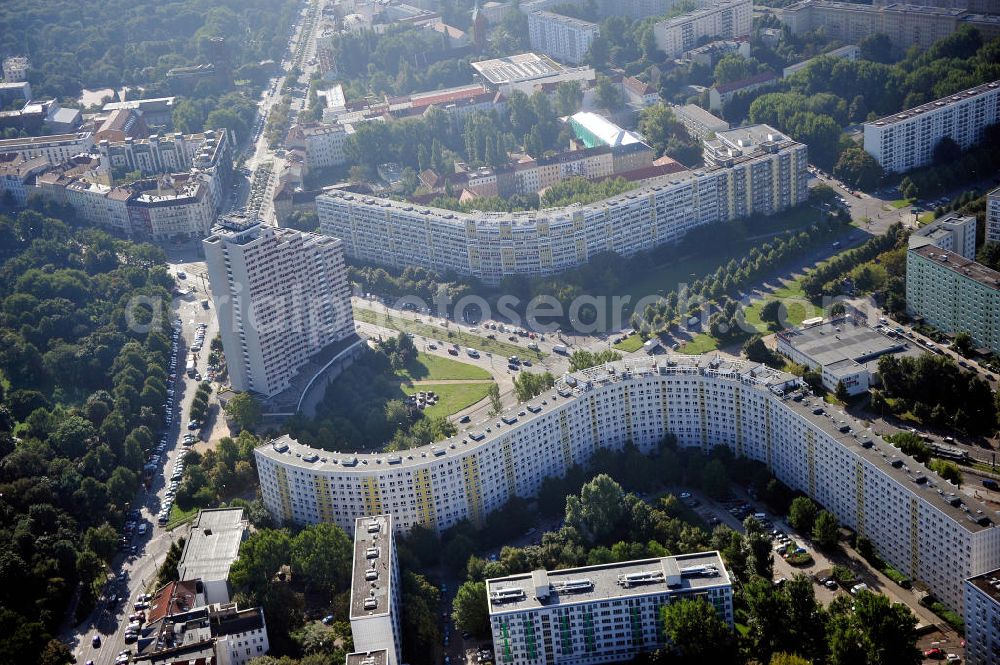 Berlin from above - Hochhäuser / Plattenbauten / Mehrfamilienhäuser am Platz der Vereinten Nationen in Friedrichshain. Residential houses at the Place of the United Nations in Friedrichshain.