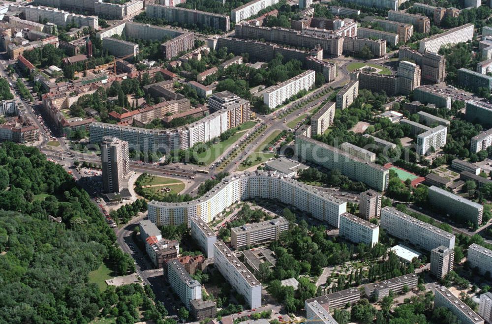 Aerial image Berlin Friedrichshain - Hochhäuser / Plattenbauten / Mehrfamilienhäuser am Platz der Vereinten Nationen in Friedrichshain. Residential houses at the Place of the United Nations in Friedrichshain.