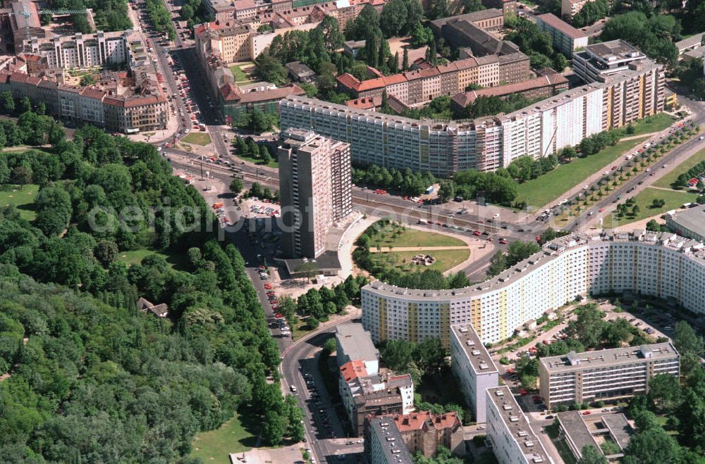 Aerial photograph Berlin Friedrichshain - Hochhäuser / Plattenbauten / Mehrfamilienhäuser am Platz der Vereinten Nationen in Friedrichshain. Residential houses at the Place of the United Nations in Friedrichshain.