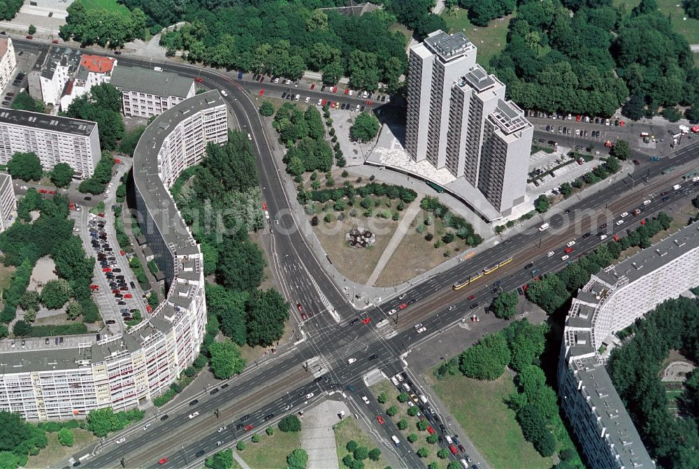 Aerial image Berlin - The United Nations Square in Berlin-Friedrichshain is a building ensemble at the public park Friedrichshain. Among the listed buildings of the architect Hermann Henselmann and Heinz Mehlan include the stepped skyscrapers, the U-shaped boomerang house and the S-shaped house, which is also called snake. In the center of the square on the site of a former monument now stands a fountain