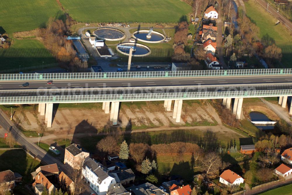 Aerial image Crimmitschau - Blick auf die Pleißetalbrücke der Autobahn 4 bei Crimmitschau. Die Pleißetalbrücke (Länge 550m, Weite 43m, Höhe 23m) besteht aus Betonbalken und führt über einen Teil der Ortslage Frankenhausen und kreuzt zwei Straßen, die zweigleisige Eisenbahnlinie Leipzig-Hof sowie das Flußbett der Pleiße.