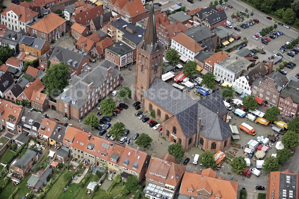 Aerial image Plön - Blick auf die Altstadt von Plön mit der evangelischen Nikolaikirche auf dem Marktplatz. View of the old town of Ploen with the evangelic Nikolai Church on the marketplace.