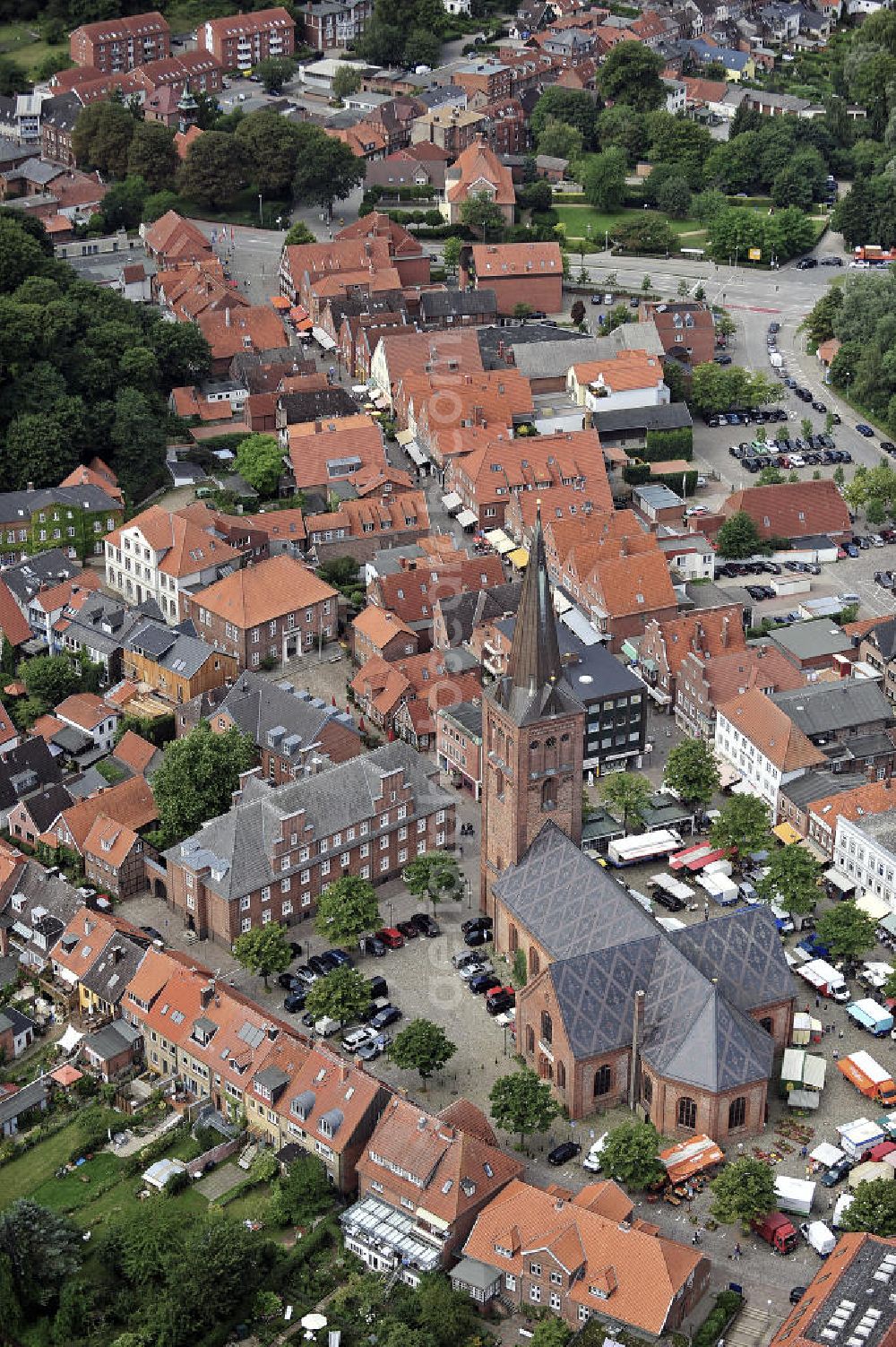 Aerial photograph Plön - Blick auf die Altstadt von Plön mit der evangelischen Nikolaikirche auf dem Marktplatz. View of the old town of Ploen with the evangelic Nikolai Church on the marketplace.