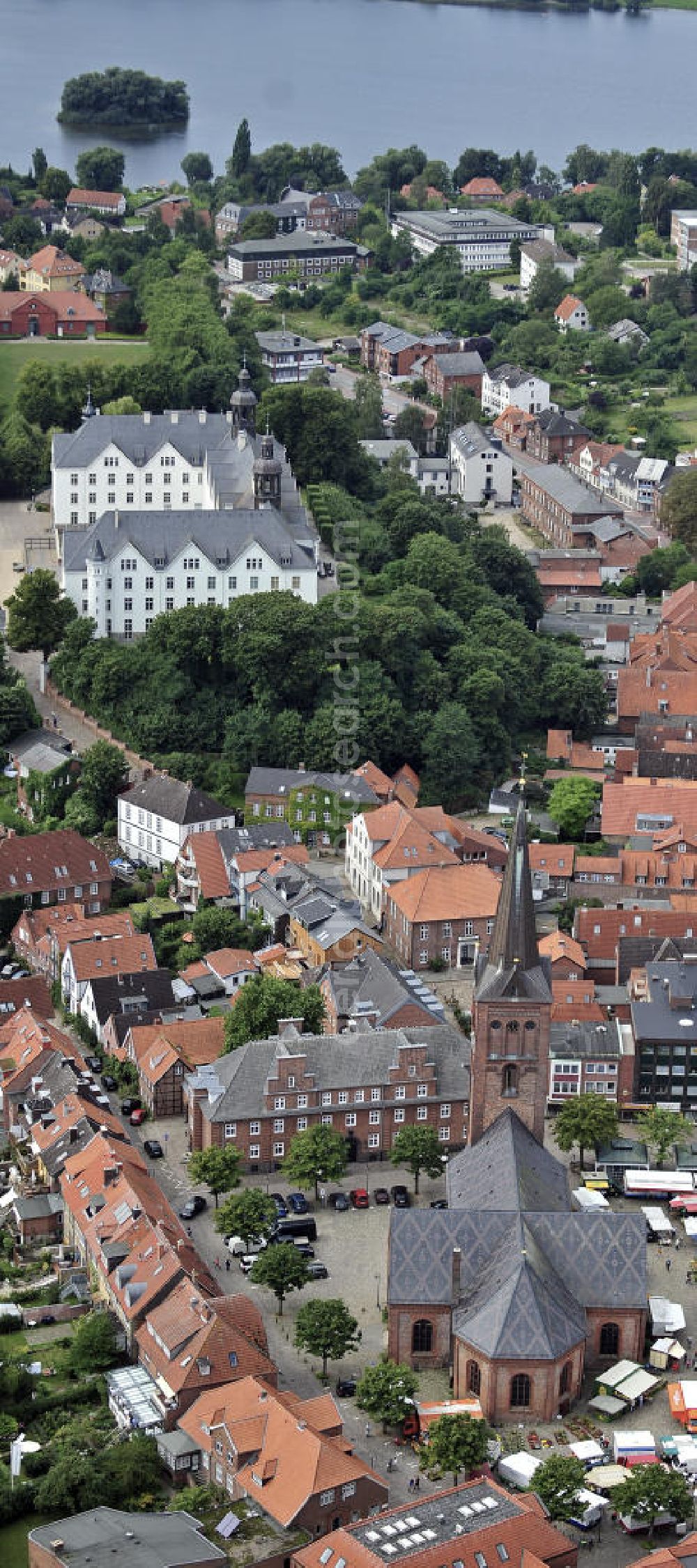 Plön from the bird's eye view: Blick auf die Altstadt von Plön mit der evangelischen Nikolaikirche auf dem Marktplatz. View of the old town of Ploen with the evangelic Nikolai Church on the marketplace.