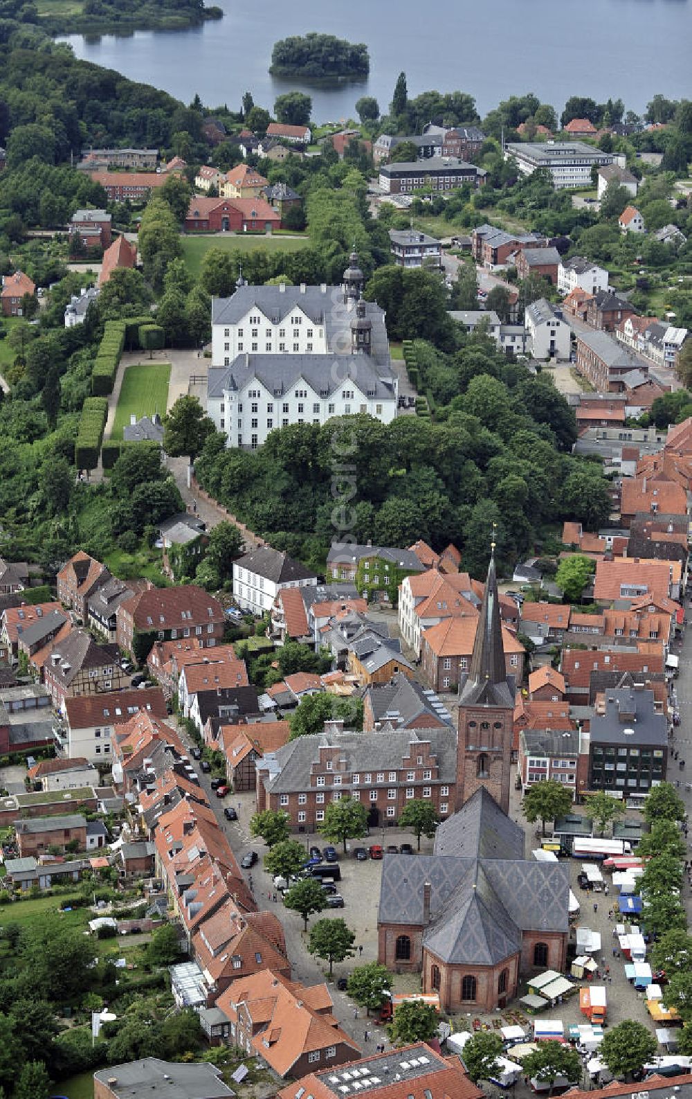 Aerial image Plön - Blick auf die Altstadt von Plön mit der evangelischen Nikolaikirche auf dem Marktplatz. View of the old town of Ploen with the evangelic Nikolai Church on the marketplace.