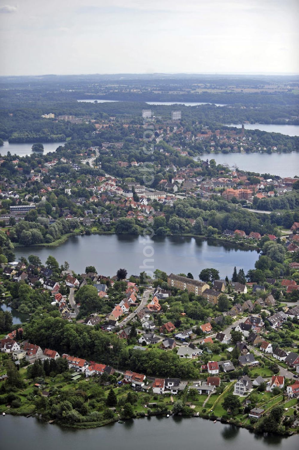 Aerial photograph Plön - Blick über die Kreisstadt Plön. Sie hat etwa 13.000 Einwohner und liegt direkt am größten Binnensee Schleswig-Holsteins, dem Großen Plöner See. Wahrzeichen der Stadt ist das Schloss, das im 17. Jahrhundert erbaut wurde. View over the town Ploen. It has about 13,000 inhabitants and is located on the largest lake in Schleswig-Holstein, the Great Poen Lake. Landmark of the city is the castle which was built in the 17th Century.