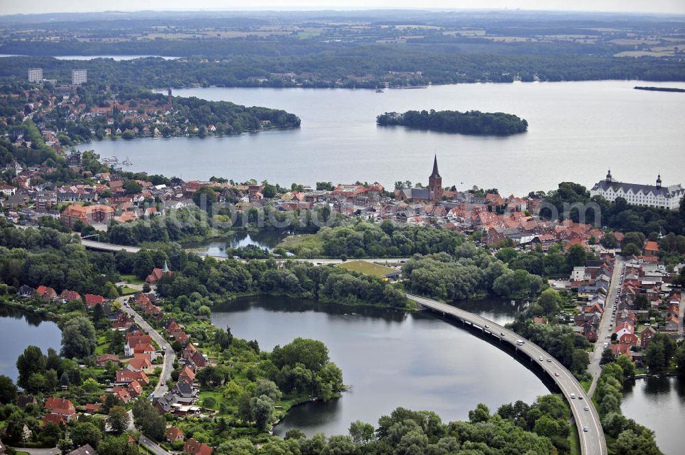 Aerial image Plön - Blick über die Kreisstadt Plön. Sie hat etwa 13.000 Einwohner und liegt direkt am größten Binnensee Schleswig-Holsteins, dem Großen Plöner See. Wahrzeichen der Stadt ist das Schloss, das im 17. Jahrhundert erbaut wurde. View over the town Ploen. It has about 13,000 inhabitants and is located on the largest lake in Schleswig-Holstein, the Great Poen Lake. Landmark of the city is the castle which was built in the 17th Century.