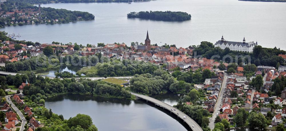 Aerial photograph Plön - Blick über die Kreisstadt Plön. Sie hat etwa 13.000 Einwohner und liegt direkt am größten Binnensee Schleswig-Holsteins, dem Großen Plöner See. Wahrzeichen der Stadt ist das Schloss, das im 17. Jahrhundert erbaut wurde. View over the town Ploen. It has about 13,000 inhabitants and is located on the largest lake in Schleswig-Holstein, the Great Poen Lake. Landmark of the city is the castle which was built in the 17th Century.