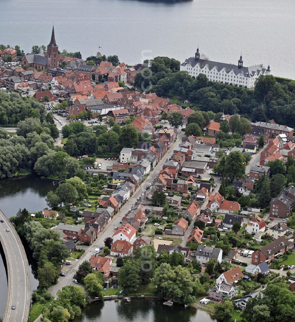 Plön from the bird's eye view: Blick über die Kreisstadt Plön. Sie hat etwa 13.000 Einwohner und liegt direkt am größten Binnensee Schleswig-Holsteins, dem Großen Plöner See. Wahrzeichen der Stadt ist das Schloss, das im 17. Jahrhundert erbaut wurde. View over the town Ploen. It has about 13,000 inhabitants and is located on the largest lake in Schleswig-Holstein, the Great Poen Lake. Landmark of the city is the castle which was built in the 17th Century.