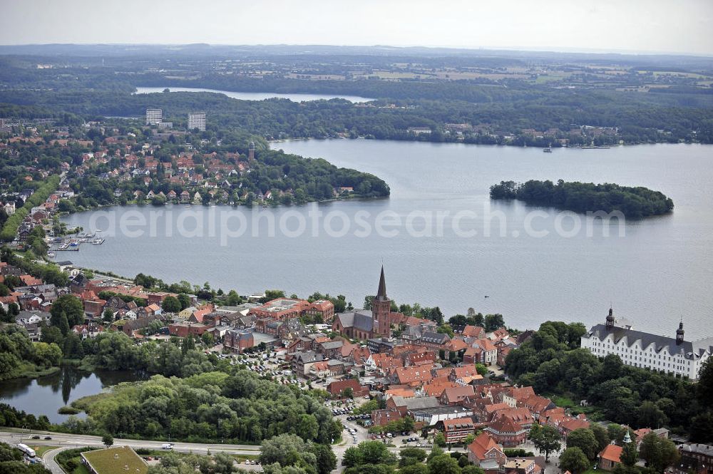 Aerial image Plön - Blick über die Kreisstadt Plön. Sie hat etwa 13.000 Einwohner und liegt direkt am größten Binnensee Schleswig-Holsteins, dem Großen Plöner See. Wahrzeichen der Stadt ist das Schloss, das im 17. Jahrhundert erbaut wurde. View over the town Ploen. It has about 13,000 inhabitants and is located on the largest lake in Schleswig-Holstein, the Great Poen Lake. Landmark of the city is the castle which was built in the 17th Century.