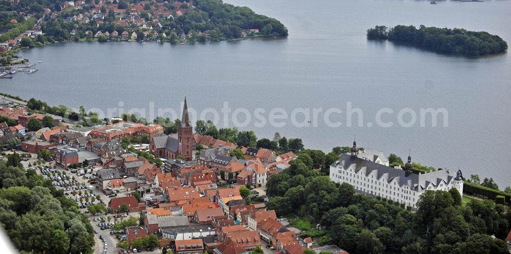 Aerial photograph Plön - Blick über die Kreisstadt Plön. Sie hat etwa 13.000 Einwohner und liegt direkt am größten Binnensee Schleswig-Holsteins, dem Großen Plöner See. Wahrzeichen der Stadt ist das Schloss, das im 17. Jahrhundert erbaut wurde. View over the town Ploen. It has about 13,000 inhabitants and is located on the largest lake in Schleswig-Holstein, the Great Poen Lake. Landmark of the city is the castle which was built in the 17th Century.