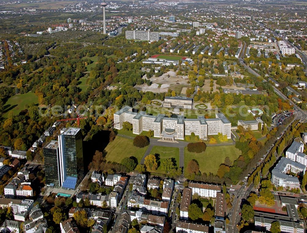 Aerial photograph Frankfurt am Main - View of the Pölzig-building, the former IG Farben building. The complex was designed by Hans Poelzig Archiekten. It served as the headquarters of IG Farben AG - since 2001, the building houses a part of the Johann Wolfgang Goethe-University Frankfurt am Main