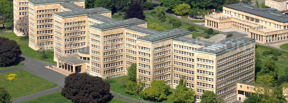 Frankfurt am Main from the bird's eye view: Blick auf den Pölzig-Bau, dem ehemaligen IG-Farben Haus. Der Pölzig - Bau wurde von dem Archiekten Hans Poelzig entworfen. Es diente als Hauptsitz der IG-Farben AG und war nach dem 2. Weltkrieg das Hauptquartier des Oberbefehlshabers der US Armee in Deutschland und des 5. US Korps.Nach Kriegsende zog die amerikanische Militärverwaltung dort ein. Seit 2001 beherbergt das Gebäude einen Teil der Johann Wolfgang Goethe-Universität Frankfurt am Main. View of the Pölzig-building, the former IG Farben building. The complex was designed by Hans Poelzig Archiekten. It served as the headquarters of IG Farben AG and was after the second World War, the headquarters of the Comman der of the U.S. Army in Germany and the fifth U.S. Corps. After the war drew to an American military administration there. Since 2001, the building houses a part of the Johann Wolfgang Goethe-University Frankfurt am Main.