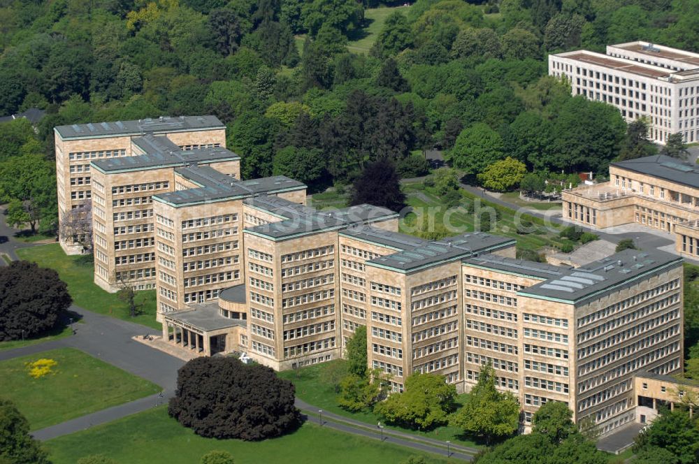 Aerial image Frankfurt am Main - Blick auf den Pölzig-Bau, dem ehemaligen IG-Farben Haus. Der Pölzig - Bau wurde von dem Archiekten Hans Poelzig entworfen. Es diente als Hauptsitz der IG-Farben AG und war nach dem 2. Weltkrieg das Hauptquartier des Oberbefehlshabers der US Armee in Deutschland und des 5. US Korps.Nach Kriegsende zog die amerikanische Militärverwaltung dort ein. Seit 2001 beherbergt das Gebäude einen Teil der Johann Wolfgang Goethe-Universität Frankfurt am Main. View of the Pölzig-building, the former IG Farben building. The complex was designed by Hans Poelzig Archiekten. It served as the headquarters of IG Farben AG and was after the second World War, the headquarters of the Comman der of the U.S. Army in Germany and the fifth U.S. Corps. After the war drew to an American military administration there. Since 2001, the building houses a part of the Johann Wolfgang Goethe-University Frankfurt am Main.