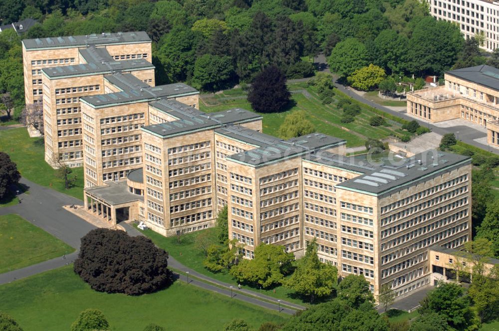 Aerial photograph Frankfurt am Main - Blick auf den Pölzig-Bau, dem ehemaligen IG-Farben Haus. Der Pölzig - Bau wurde von dem Archiekten Hans Poelzig entworfen. Es diente als Hauptsitz der IG-Farben AG und war nach dem 2. Weltkrieg das Hauptquartier des Oberbefehlshabers der US Armee in Deutschland und des 5. US Korps.Nach Kriegsende zog die amerikanische Militärverwaltung dort ein. Seit 2001 beherbergt das Gebäude einen Teil der Johann Wolfgang Goethe-Universität Frankfurt am Main. View of the Pölzig-building, the former IG Farben building. The complex was designed by Hans Poelzig Archiekten. It served as the headquarters of IG Farben AG and was after the second World War, the headquarters of the Comman der of the U.S. Army in Germany and the fifth U.S. Corps. After the war drew to an American military administration there. Since 2001, the building houses a part of the Johann Wolfgang Goethe-University Frankfurt am Main.