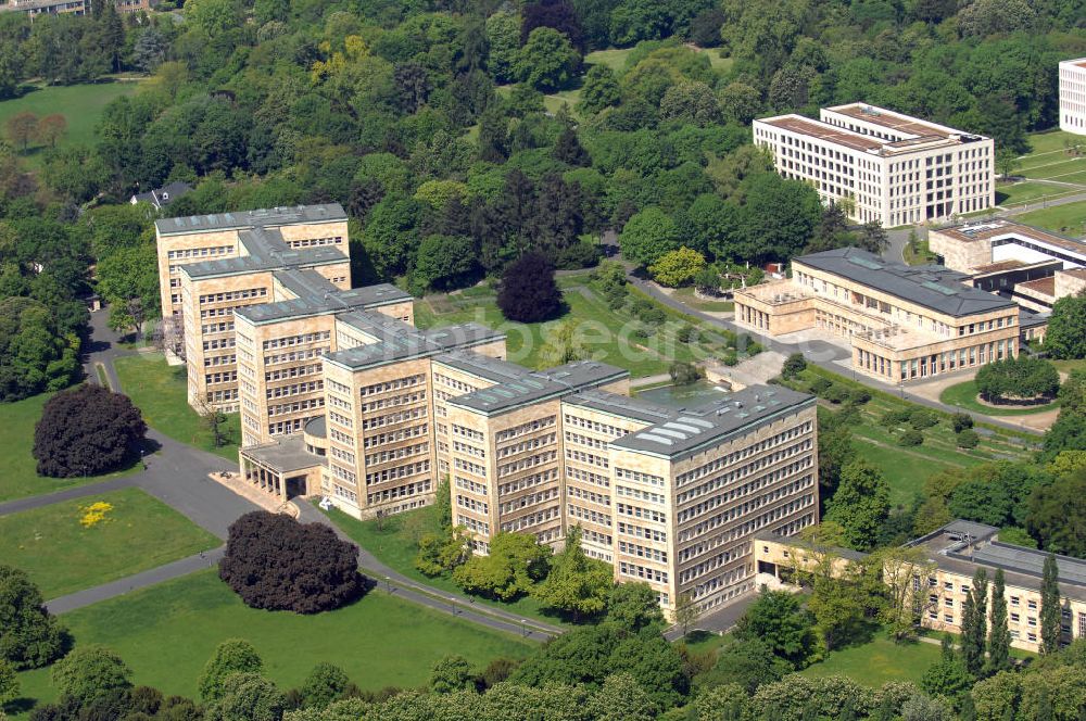 Frankfurt am Main from above - Blick auf den Pölzig-Bau, dem ehemaligen IG-Farben Haus. Der Pölzig - Bau wurde von dem Archiekten Hans Poelzig entworfen. Es diente als Hauptsitz der IG-Farben AG und war nach dem 2. Weltkrieg das Hauptquartier des Oberbefehlshabers der US Armee in Deutschland und des 5. US Korps.Nach Kriegsende zog die amerikanische Militärverwaltung dort ein. Seit 2001 beherbergt das Gebäude einen Teil der Johann Wolfgang Goethe-Universität Frankfurt am Main. View of the Pölzig-building, the former IG Farben building. The complex was designed by Hans Poelzig Archiekten. It served as the headquarters of IG Farben AG and was after the second World War, the headquarters of the Comman der of the U.S. Army in Germany and the fifth U.S. Corps. After the war drew to an American military administration there. Since 2001, the building houses a part of the Johann Wolfgang Goethe-University Frankfurt am Main.