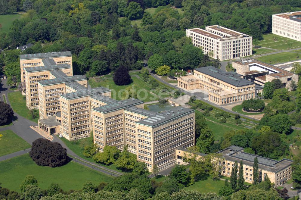 Frankfurt am Main from the bird's eye view: Blick auf den Pölzig-Bau, dem ehemaligen IG-Farben Haus. Der Pölzig - Bau wurde von dem Archiekten Hans Poelzig entworfen. Es diente als Hauptsitz der IG-Farben AG und war nach dem 2. Weltkrieg das Hauptquartier des Oberbefehlshabers der US Armee in Deutschland und des 5. US Korps.Nach Kriegsende zog die amerikanische Militärverwaltung dort ein. Seit 2001 beherbergt das Gebäude einen Teil der Johann Wolfgang Goethe-Universität Frankfurt am Main. View of the Pölzig-building, the former IG Farben building. The complex was designed by Hans Poelzig Archiekten. It served as the headquarters of IG Farben AG and was after the second World War, the headquarters of the Comman der of the U.S. Army in Germany and the fifth U.S. Corps. After the war drew to an American military administration there. Since 2001, the building houses a part of the Johann Wolfgang Goethe-University Frankfurt am Main.