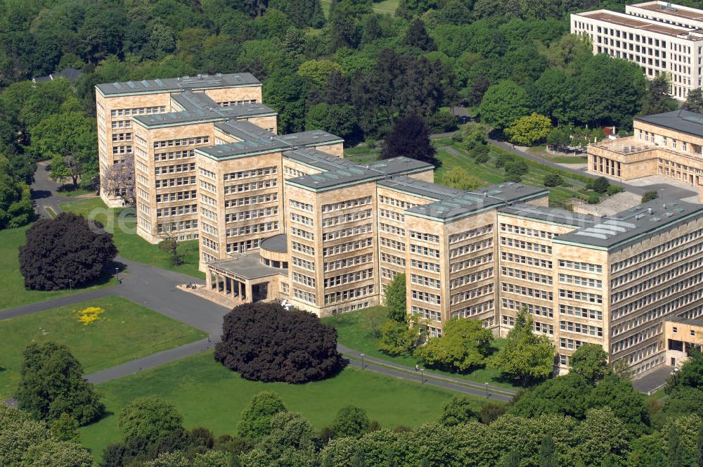 Aerial image Frankfurt am Main - Blick auf den Pölzig-Bau, dem ehemaligen IG-Farben Haus. Der Pölzig - Bau wurde von dem Archiekten Hans Poelzig entworfen. Es diente als Hauptsitz der IG-Farben AG und war nach dem 2. Weltkrieg das Hauptquartier des Oberbefehlshabers der US Armee in Deutschland und des 5. US Korps.Nach Kriegsende zog die amerikanische Militärverwaltung dort ein. Seit 2001 beherbergt das Gebäude einen Teil der Johann Wolfgang Goethe-Universität Frankfurt am Main. View of the Pölzig-building, the former IG Farben building. The complex was designed by Hans Poelzig Archiekten. It served as the headquarters of IG Farben AG and was after the second World War, the headquarters of the Comman der of the U.S. Army in Germany and the fifth U.S. Corps. After the war drew to an American military administration there. Since 2001, the building houses a part of the Johann Wolfgang Goethe-University Frankfurt am Main.