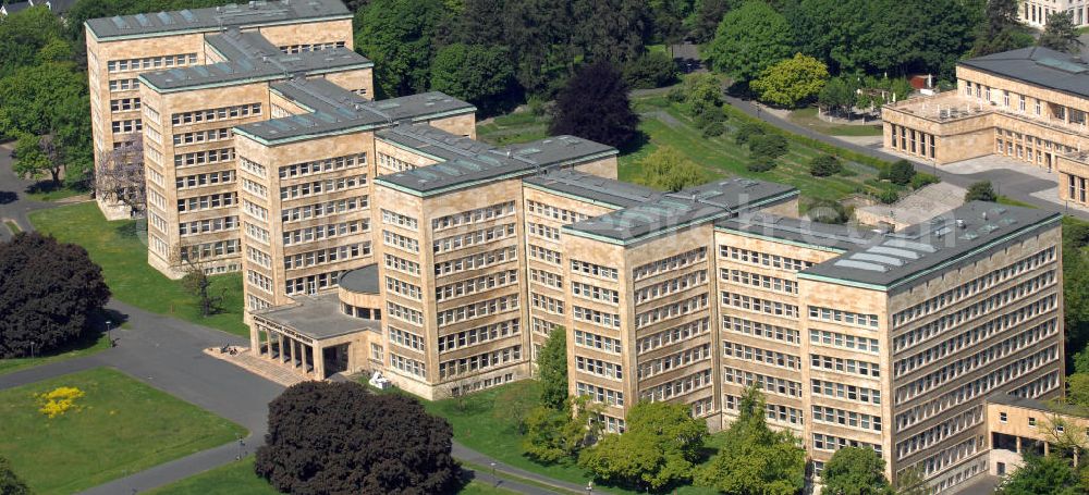 Aerial photograph Frankfurt am Main - Blick auf den Pölzig-Bau, dem ehemaligen IG-Farben Haus. Der Pölzig - Bau wurde von dem Archiekten Hans Poelzig entworfen. Es diente als Hauptsitz der IG-Farben AG und war nach dem 2. Weltkrieg das Hauptquartier des Oberbefehlshabers der US Armee in Deutschland und des 5. US Korps.Nach Kriegsende zog die amerikanische Militärverwaltung dort ein. Seit 2001 beherbergt das Gebäude einen Teil der Johann Wolfgang Goethe-Universität Frankfurt am Main. View of the Pölzig-building, the former IG Farben building. The complex was designed by Hans Poelzig Archiekten. It served as the headquarters of IG Farben AG and was after the second World War, the headquarters of the Comman der of the U.S. Army in Germany and the fifth U.S. Corps. After the war drew to an American military administration there. Since 2001, the building houses a part of the Johann Wolfgang Goethe-University Frankfurt am Main.