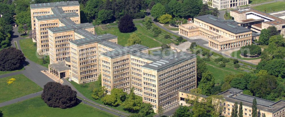 Frankfurt am Main from above - Blick auf den Pölzig-Bau, dem ehemaligen IG-Farben Haus. Der Pölzig - Bau wurde von dem Archiekten Hans Poelzig entworfen. Es diente als Hauptsitz der IG-Farben AG und war nach dem 2. Weltkrieg das Hauptquartier des Oberbefehlshabers der US Armee in Deutschland und des 5. US Korps.Nach Kriegsende zog die amerikanische Militärverwaltung dort ein. Seit 2001 beherbergt das Gebäude einen Teil der Johann Wolfgang Goethe-Universität Frankfurt am Main. View of the Pölzig-building, the former IG Farben building. The complex was designed by Hans Poelzig Archiekten. It served as the headquarters of IG Farben AG and was after the second World War, the headquarters of the Comman der of the U.S. Army in Germany and the fifth U.S. Corps. After the war drew to an American military administration there. Since 2001, the building houses a part of the Johann Wolfgang Goethe-University Frankfurt am Main.