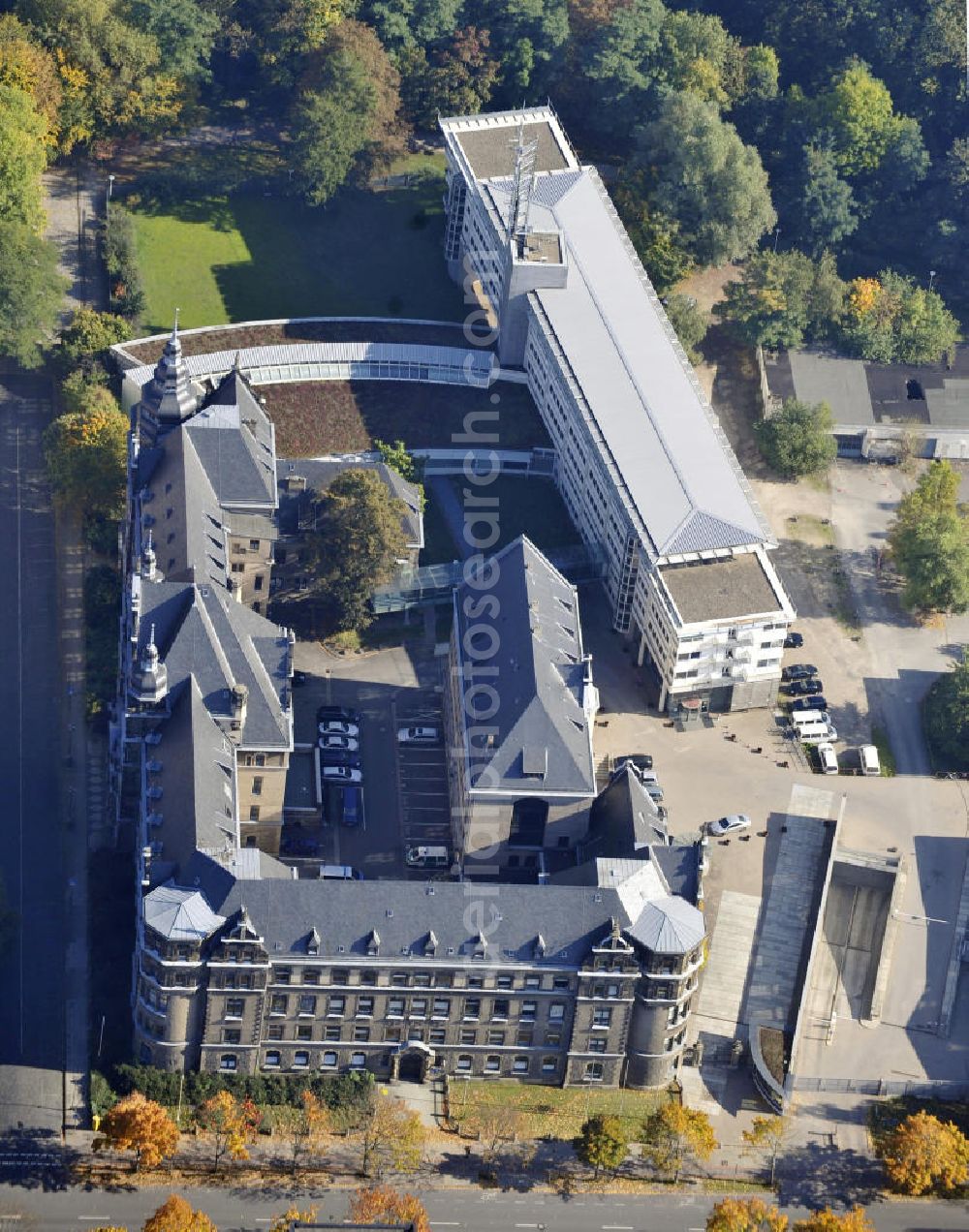 Hannover from above - Die Polizeidirektion in der Waterloostraße 9 in Hannover. The police administration in the Waterloostraße 9 in Hannover.