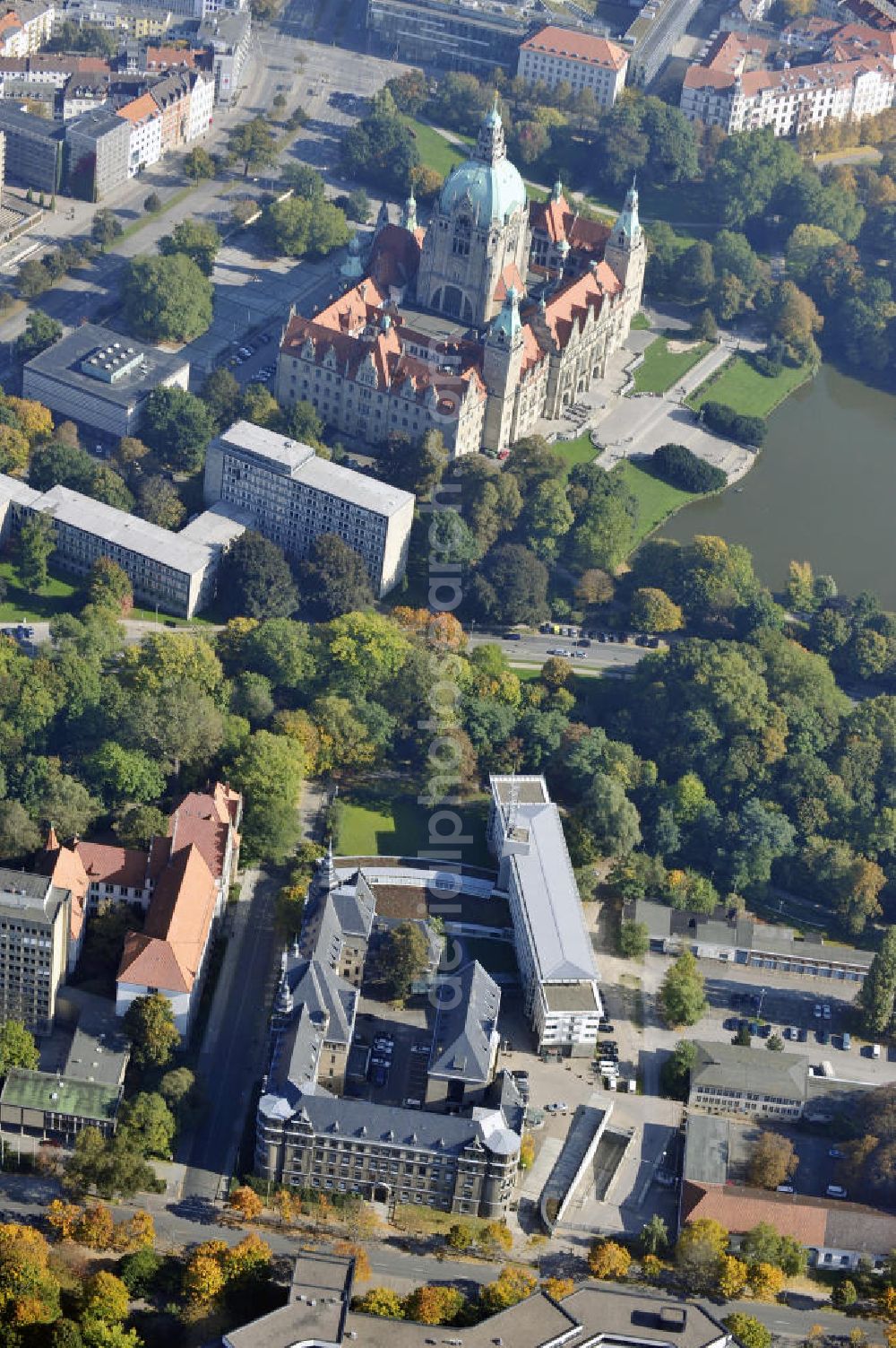 Hannover from the bird's eye view: Die Polizeidirektion in der Waterloostraße 9 und das Neue Rathaus in Hannover. The police administration in the Waterloostraße 9 and the new townhall in Hannover.