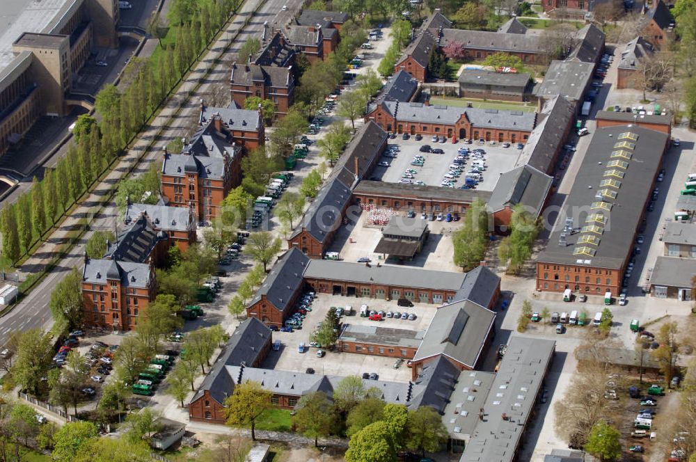 Aerial image Berlin - Blick auf die Polizeidirektion und die Kfz Zulassungsstelle in der Jüterboger Straße 3 in Berlin-Tempelhof. View to the police department and the vehicle registration center in the Jüterboger Straße 3 in Berlin-Tempelhof.