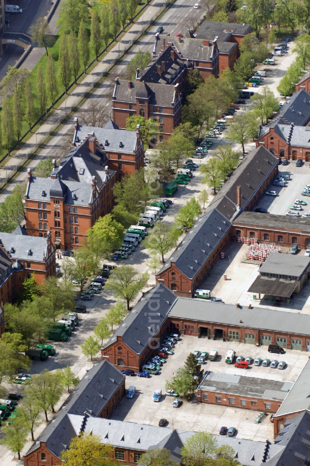 Aerial photograph Berlin - Blick auf die Polizeidirektion und die Kfz Zulassungsstelle in der Jüterboger Straße 3 in Berlin-Tempelhof. View to the police department and the vehicle registration center in the Jüterboger Straße 3 in Berlin-Tempelhof.