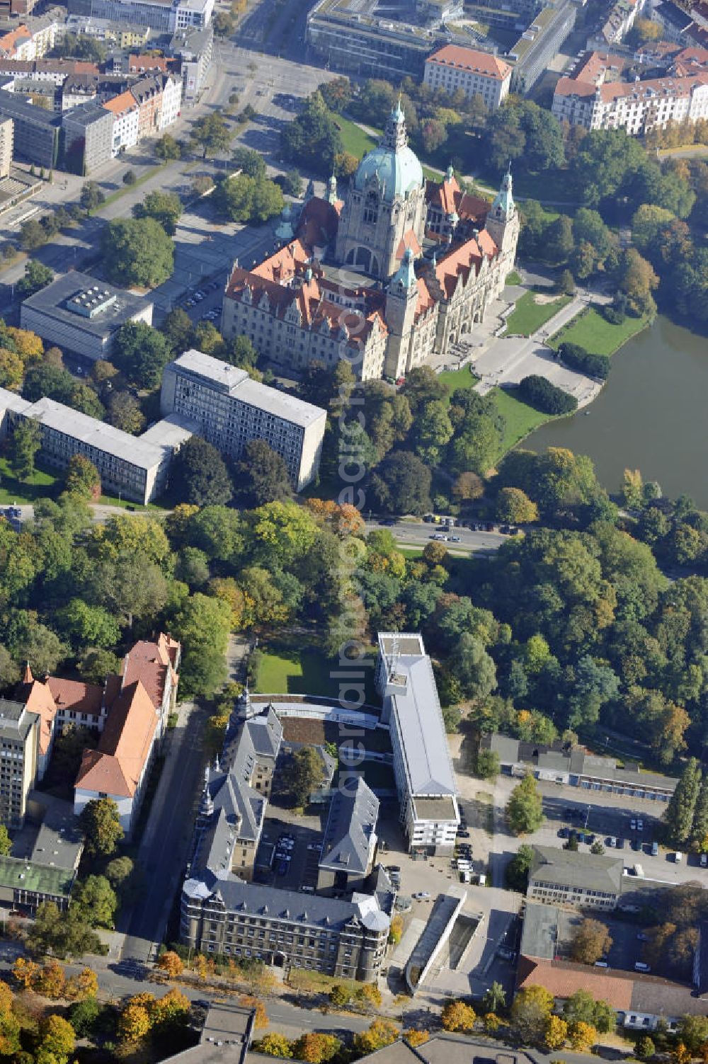 Aerial photograph Hannover - Die Polizeidirektion in der Waterloostraße 9 und das Neue Rathaus in Hannover. The police administration in the Waterloostraße 9 and the new townhall in Hannover.