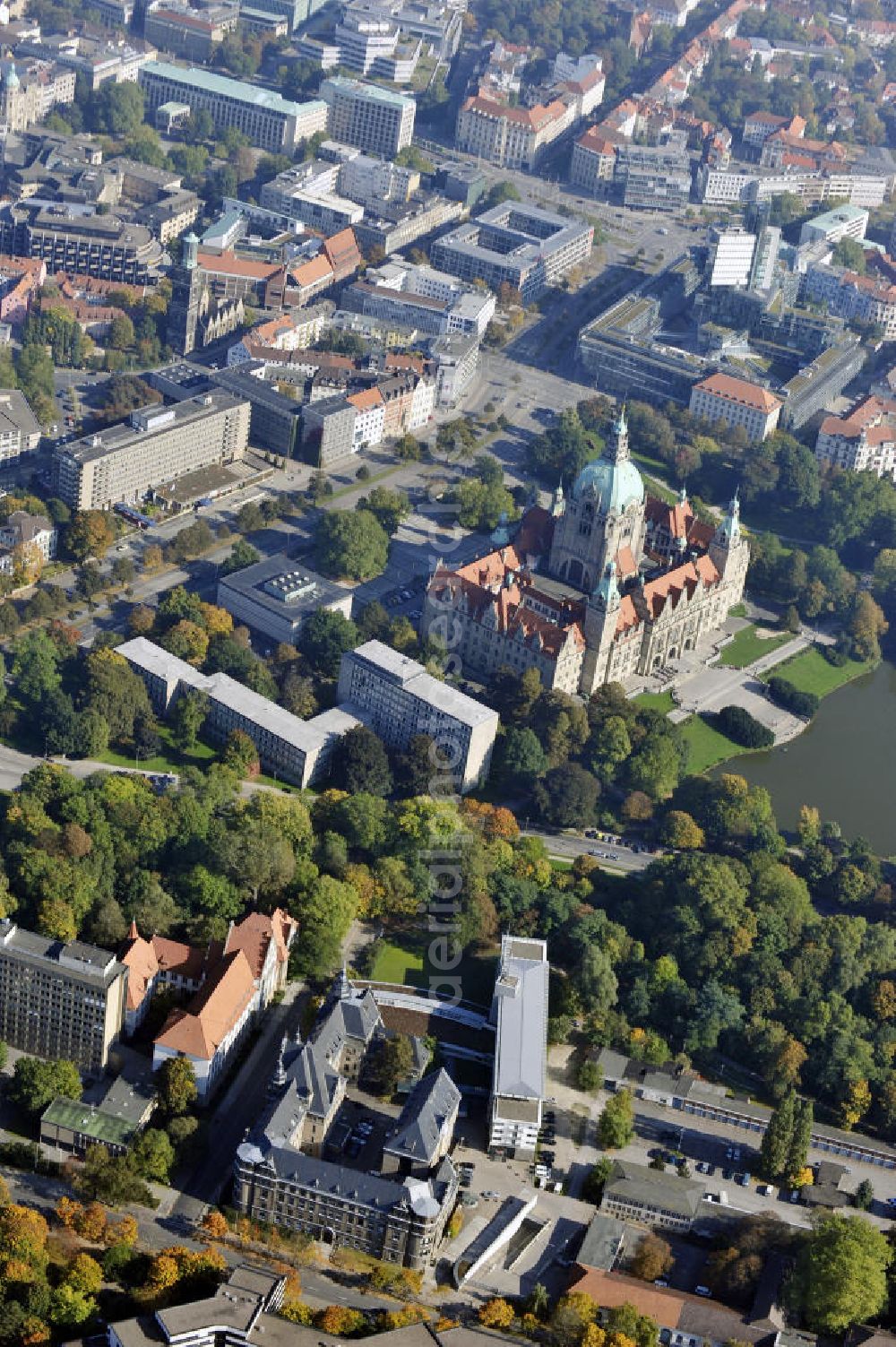 Hannover from above - Die Polizeidirektion in der Waterloostraße 9 und das Neue Rathaus in Hannover. The police administration in the Waterloostraße 9 and the new townhall in Hannover.