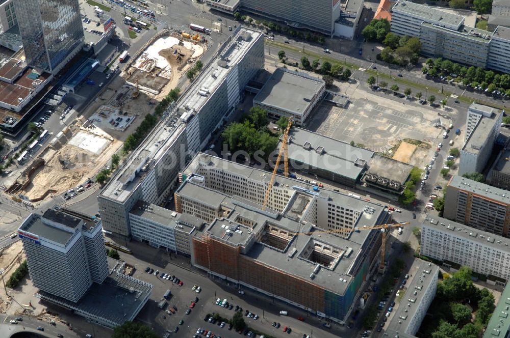 Aerial photograph Berlin - Blick auf das alte Polizeipräsidium in der Berliner Keibelstraße. An der Hofseite finden zurzeit umfangreiche Restaurierungsarbeiten statt. In der rechten Bildseite sieht man das Parkhaus, welches ebenfalls an der Keibelstraße liegt. Links im Bild sieht man eine Baustelle zur Errichtung eines unterirdischen Parkhauses am Park Inn Hotel durch die Firma WÖHR + BAUER GmbH, eine Tiefgarage mit 650 Stellplätzen / Parkplätzen. Der Bau soll planmäßig im Jahr 2010 beendet werden. Weiter unten befindet sich das Haus des Reisens. Kontakt: