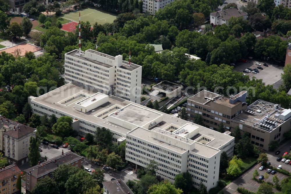 Mainz from the bird's eye view: View of the police headquarters of Mainz in the Neustadt district in the state of Rhineland-Palatinate. The station is surrounded by trees and residential buildings