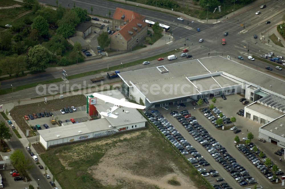 Aerial photograph Berlin - Etwas orientierungslos fliegt dieses polnische Kleinflugzeug vom Typ Cessna 172 um 09:55 Uhr am 07. Mai dieses Jahres über dem Areal der B1 Alt-Biesdorf / Blumberger Damm unterhalb jeder Minimalflughöhe stadteinwärts. Zur Erhöhung der Flugsicherheit sind nunmehr verbindliche Sprachbefähigungsnachweise im Flugfunk mit den Flugsicherungsbehörden der DFS Deutsche Flugsicherung GmbH vorgeschrieben.