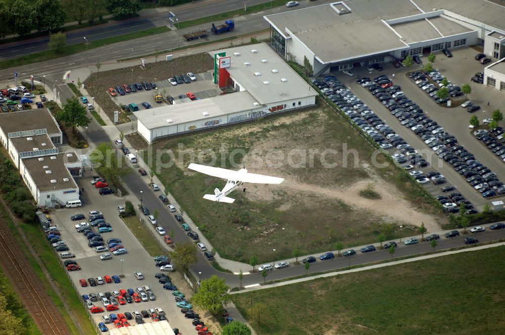 Berlin from the bird's eye view: Etwas orientierungslos fliegt dieses polnische Kleinflugzeug vom Typ Cessna 172 um 09:55 Uhr am 07. Mai dieses Jahres über dem Areal der B1 Alt-Biesdorf / Blumberger Damm unterhalb jeder Minimalflughöhe stadteinwärts. Zur Erhöhung der Flugsicherheit sind nunmehr verbindliche Sprachbefähigungsnachweise im Flugfunk mit den Flugsicherungsbehörden der DFS Deutsche Flugsicherung GmbH vorgeschrieben.