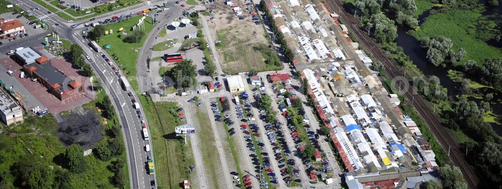 Aerial photograph Kostrzyn / Küstrin - Blick auf den polnischen Markt in Küstrin / Kostrzyn. Die Märkte sind für ihre Mischung aus herkömmlichen und künstlerischen Waren bekannt. View of the Polish Market in Kostrzyn. The markets are known for their mix of traditional and artistic goods.