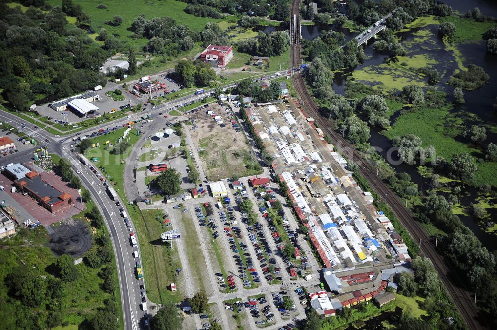 Kostrzyn / Küstrin from above - Blick auf den polnischen Markt in Küstrin / Kostrzyn. Die Märkte sind für ihre Mischung aus herkömmlichen und künstlerischen Waren bekannt. View of the Polish Market in Kostrzyn. The markets are known for their mix of traditional and artistic goods.