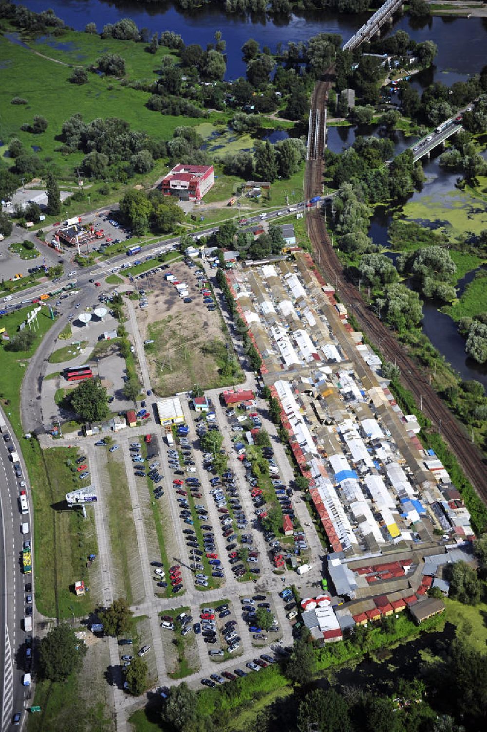 Kostrzyn / Küstrin from the bird's eye view: Blick auf den polnischen Markt in Küstrin / Kostrzyn. Die Märkte sind für ihre Mischung aus herkömmlichen und künstlerischen Waren bekannt. View of the Polish Market in Kostrzyn. The markets are known for their mix of traditional and artistic goods.