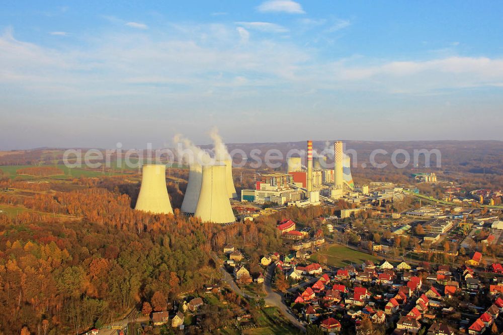 Turoszow / Türchau from above - Das polnische Braunkohle- Kraftwerk Turow befindet sich in Südwest-Polen auf dem Gebiet der Gemeinde Bogatynia (Reichenau), nahe dem Ortsteil Turoszow (Türchau Wojewodschaft Niederschlesien) an der deutsch-polnischen Grenze. Das 1962 in Betrieb genommene Kraftwerk ist das drittgrößte Polens mit einer Leistung von 2000 Megawatt (MW). Polish brown coal - power plant near Turow in Lower Silesia / Southwest Poland.