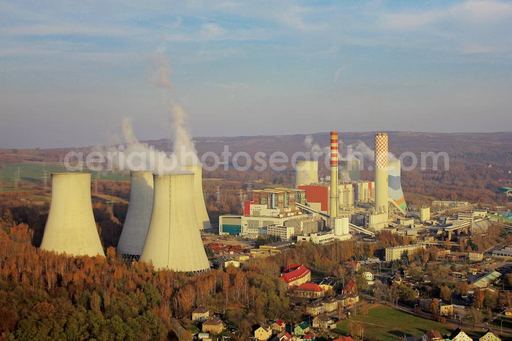 Turoszow / Türchau from the bird's eye view: Das polnische Braunkohle- Kraftwerk Turow befindet sich in Südwest-Polen auf dem Gebiet der Gemeinde Bogatynia (Reichenau), nahe dem Ortsteil Turoszow (Türchau Wojewodschaft Niederschlesien) an der deutsch-polnischen Grenze. Das 1962 in Betrieb genommene Kraftwerk ist das drittgrößte Polens mit einer Leistung von 2000 Megawatt (MW). Polish brown coal - power plant near Turow in Lower Silesia / Southwest Poland.