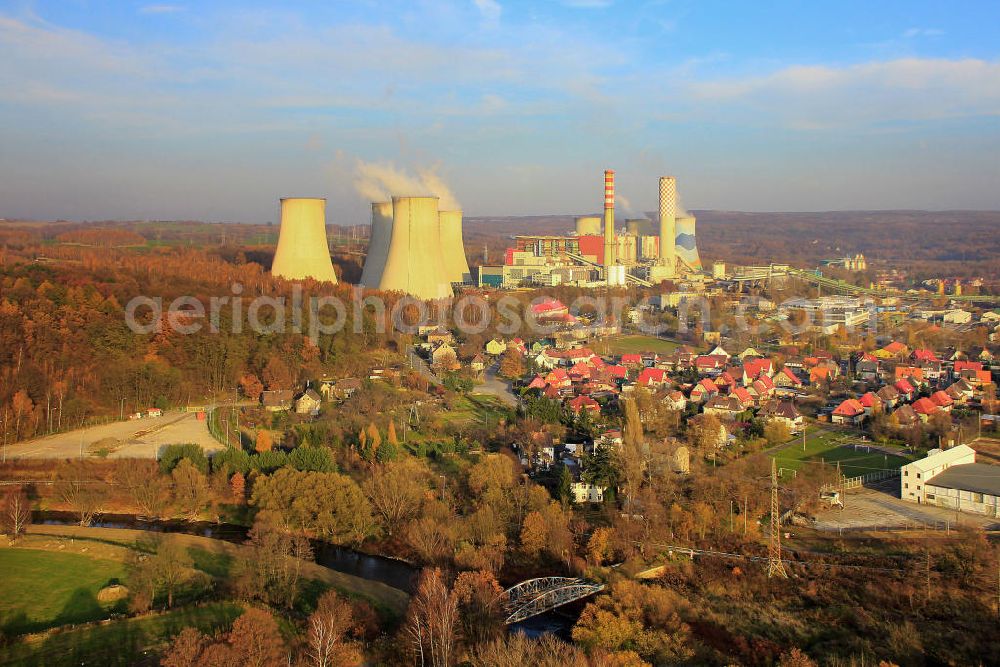 Aerial image Turoszow / Türchau - Das polnische Braunkohle- Kraftwerk Turow befindet sich in Südwest-Polen auf dem Gebiet der Gemeinde Bogatynia (Reichenau), nahe dem Ortsteil Turoszow (Türchau Wojewodschaft Niederschlesien) an der deutsch-polnischen Grenze. Das 1962 in Betrieb genommene Kraftwerk ist das drittgrößte Polens mit einer Leistung von 2000 Megawatt (MW). Polish brown coal - power plant near Turow in Lower Silesia / Southwest Poland.