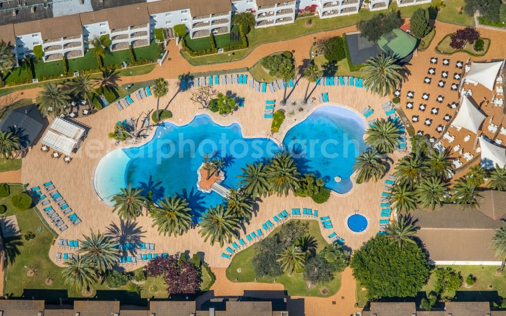 Aerial photograph Port d'Alcudia - Pool of the hotel building AlcA?dia Garden Aparthotel in Port d'Alcudia in Balearic island of Mallorca, Spain